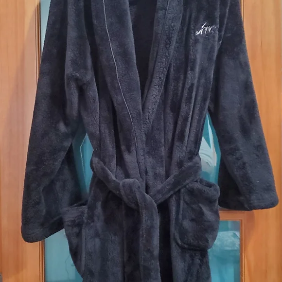 Victoria's Secret Plush Black Robe - Picture 1 of 6